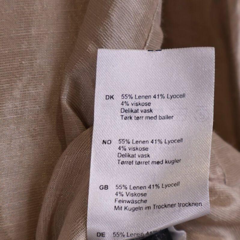 Materialetikett på insidan av blus