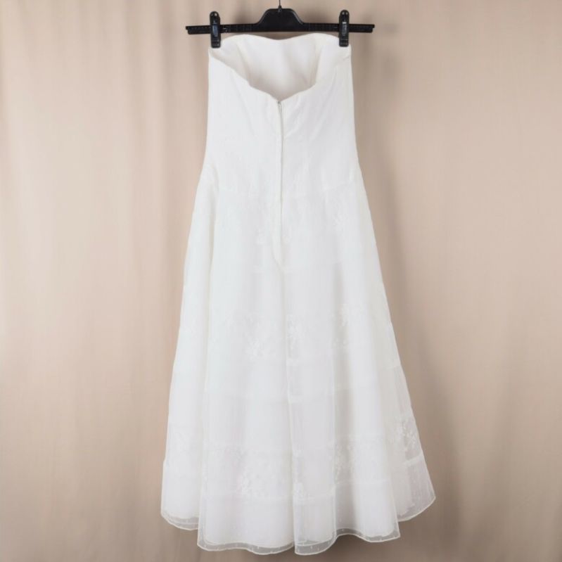 Baksidan av strapless vit klänning
