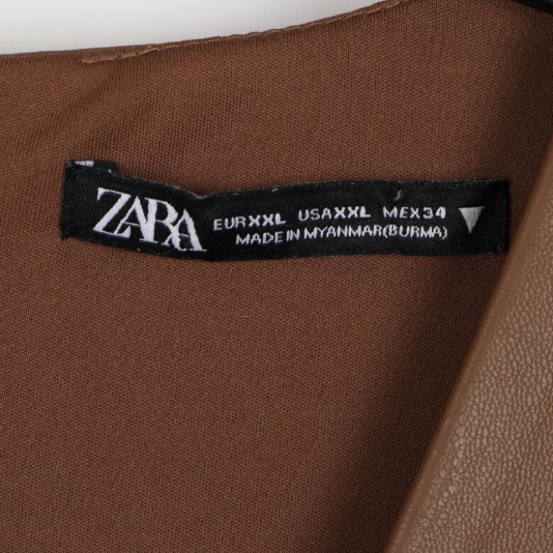 Klänningens etikett visar: ZARA