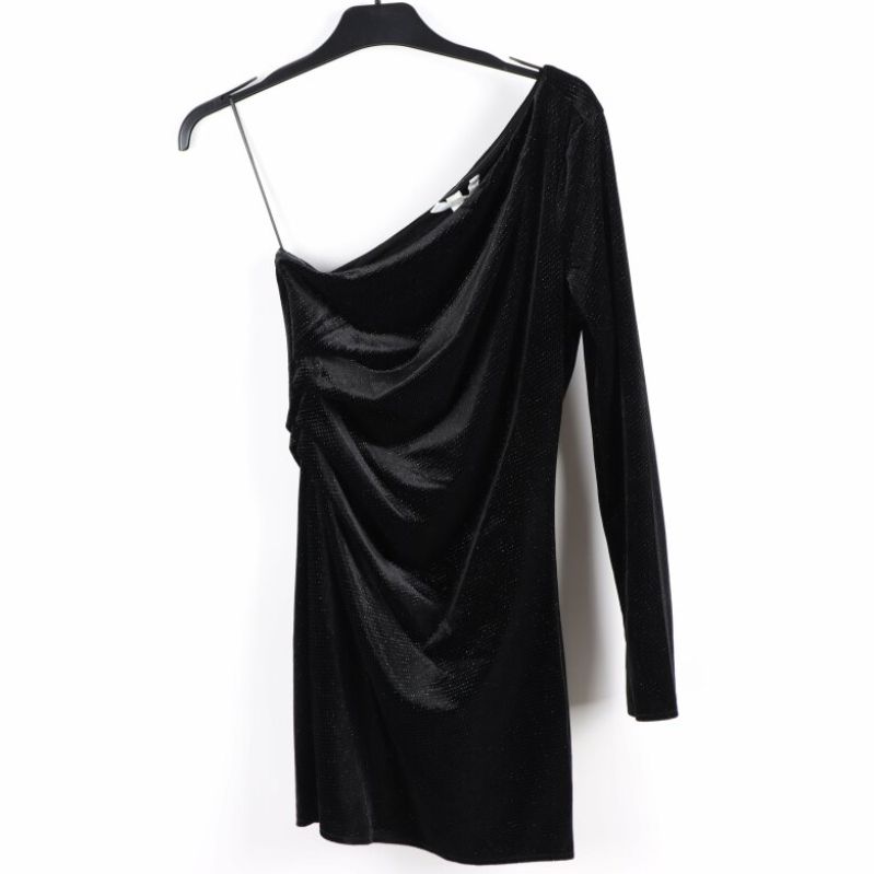 Elegant svart klänning med asymmetrisk axel och glittrande detaljer