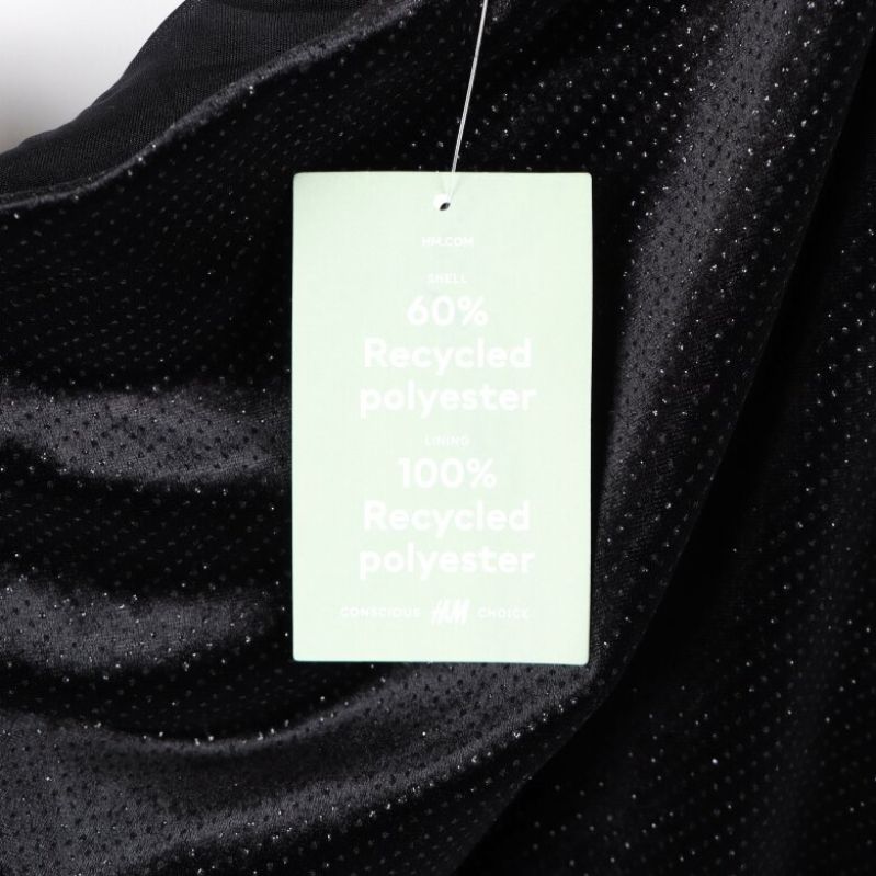 Materialetikett: Återvunnen polyester, inne i den svart klänningen