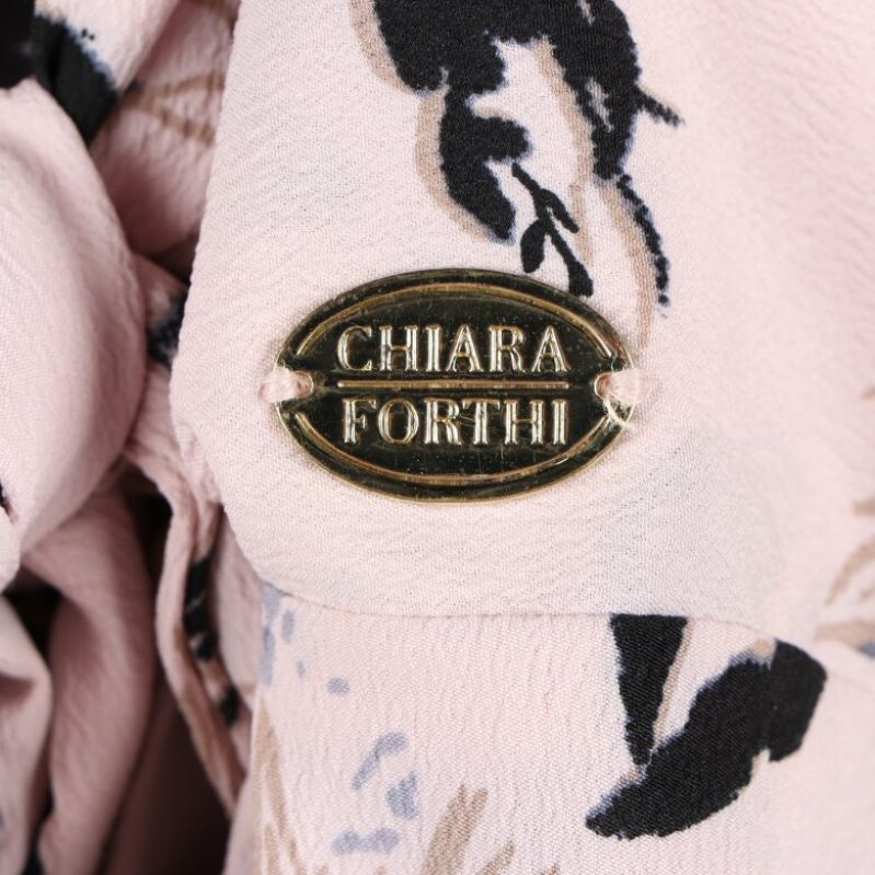 Chiara Forthi metalletikett på rosa tyg