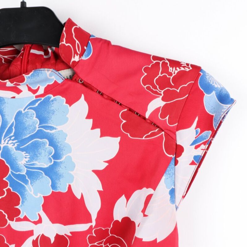 Närbild på axel och krage av blommönstrad klänning