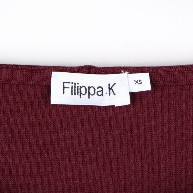 Filippa K etikett på vinröd klänning