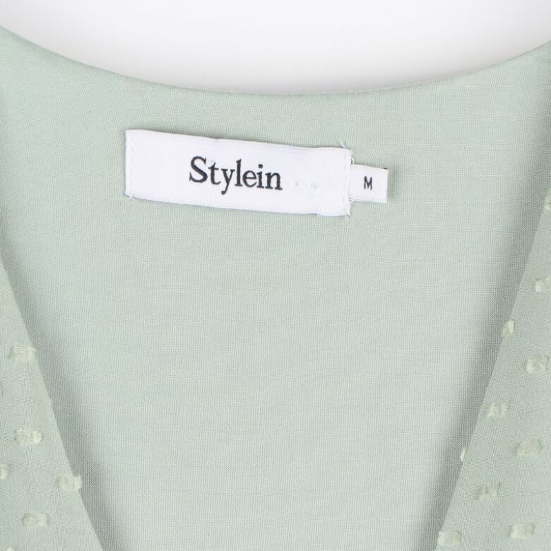 Närbild på Stylein etiketten på klänningen