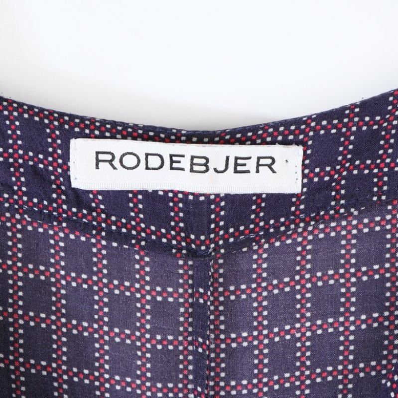 Rodebjer etikett på mönstrad klänning
