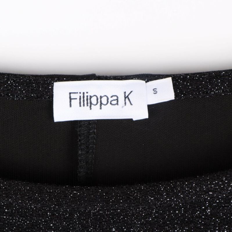Filippa K märkning och storleksetikett på klänningen