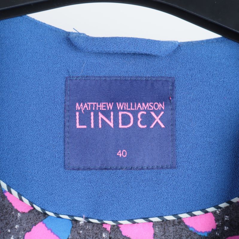 Närbild på etiketten med Lindex och storlek 40