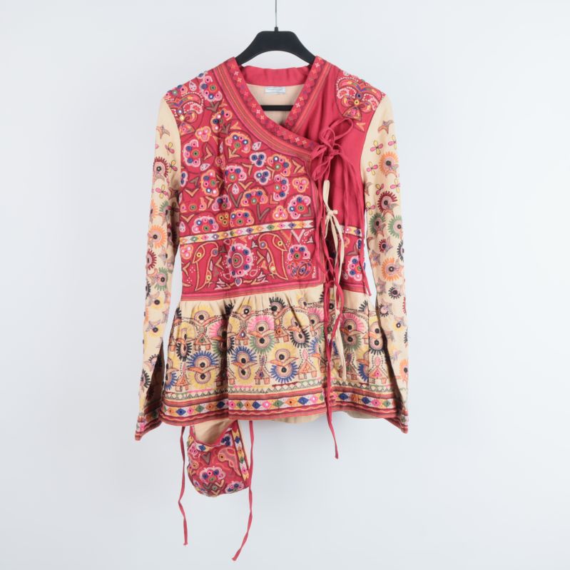 Färgglad blus med broderi framifrån