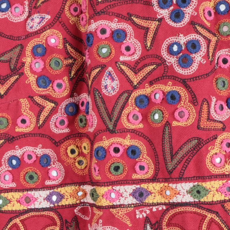 Närbild på blommigt broderimönster