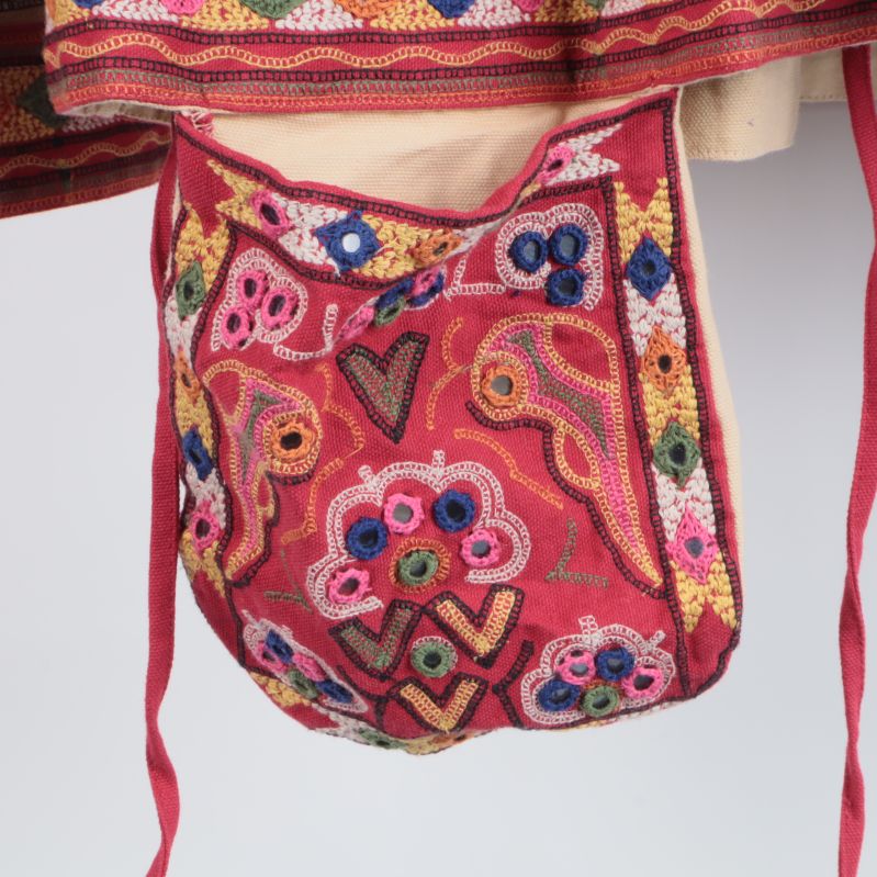 Broderad detaljficka på blusen
