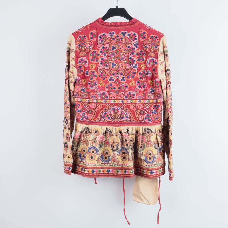 Färgglad blus med broderi bakifrån