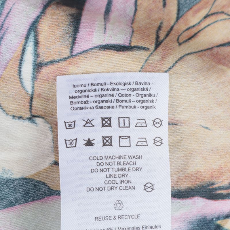Materialinformation på klänningens tvättetikett