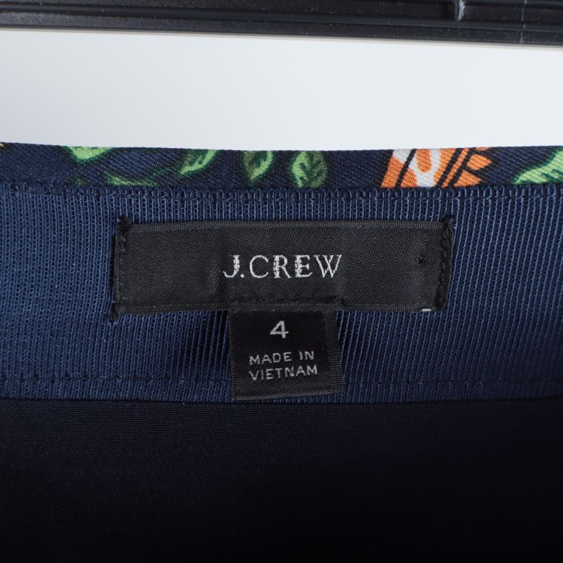 Etikett med J.Crew och storlek 4