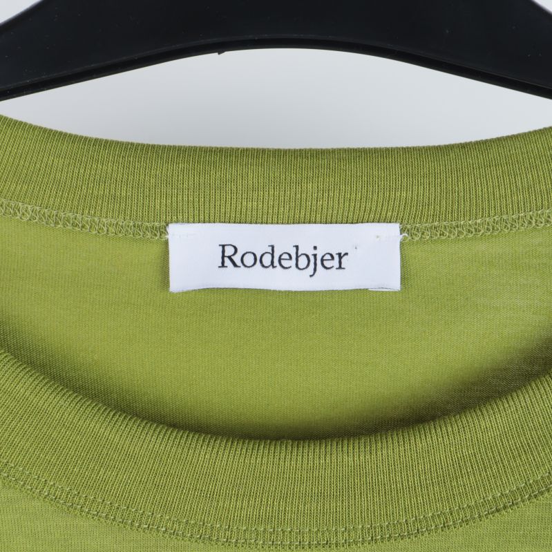 Närbild på Rodebjer etikett