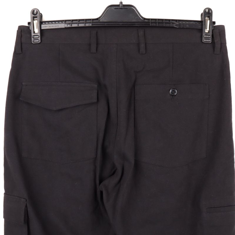 Bakfickor på svarta cargobyxor