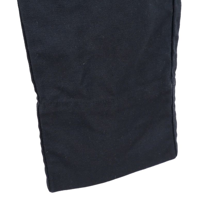 Närbild av nedre delen av benet på chinos