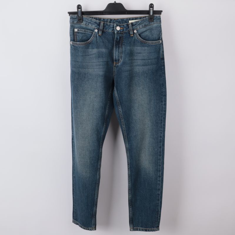 Framsidan av blå jeans