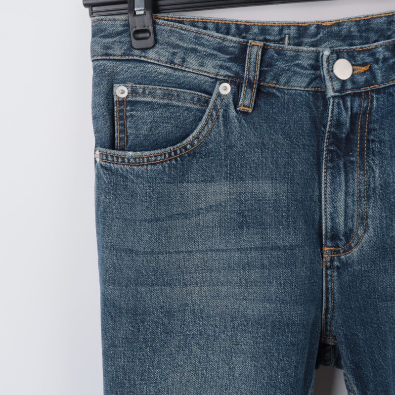 Närbild av framficka på jeans