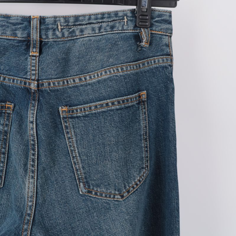 Närbild av bakficka på jeans