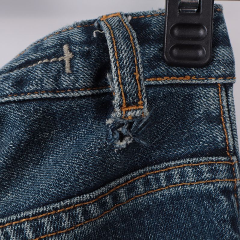 Detalj av slitage på jeans, lös hälla 