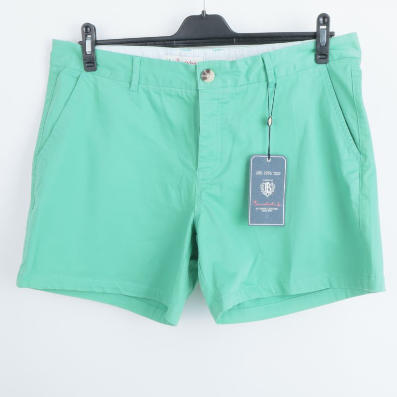 Gröna shorts framtills med etikett