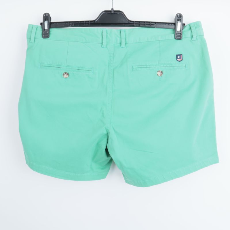 Gröna shorts baktills med fickor