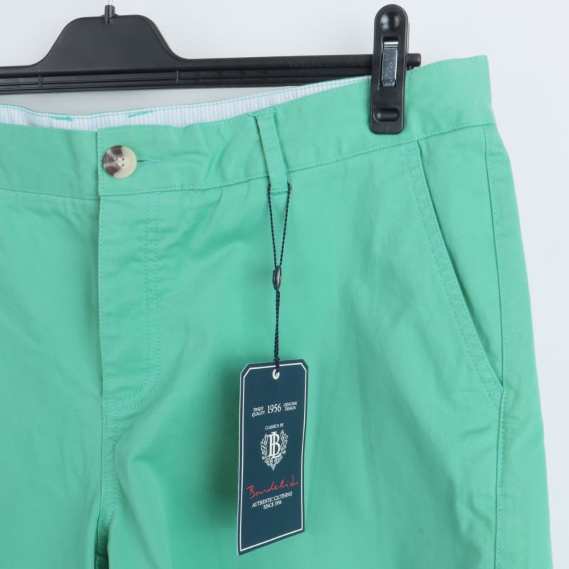 Framficka på gröna shorts