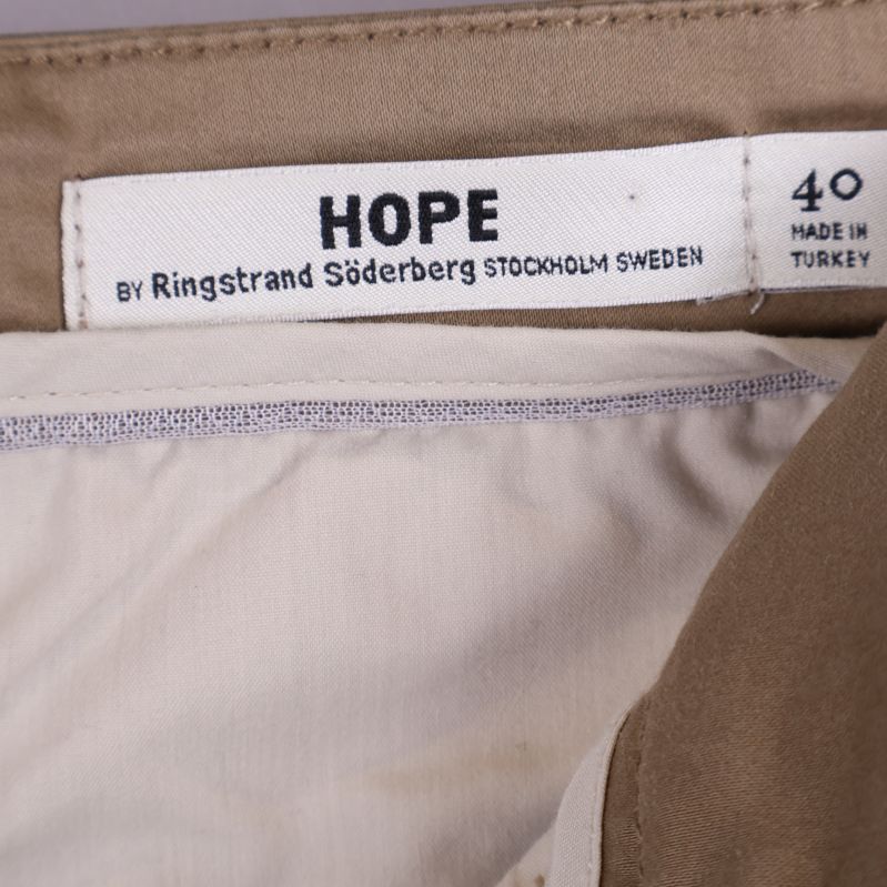 Hope etikett på beiga byxor