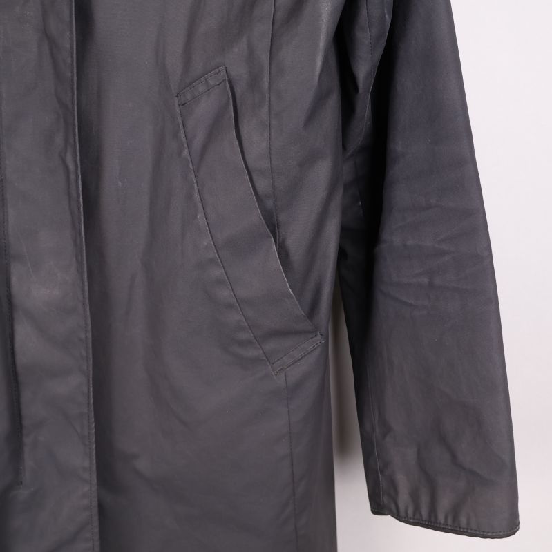 Sidoficka på trenchcoat
