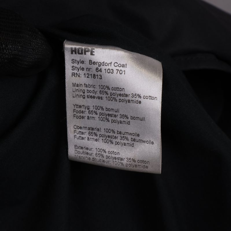 Materialetikett på trenchcoat