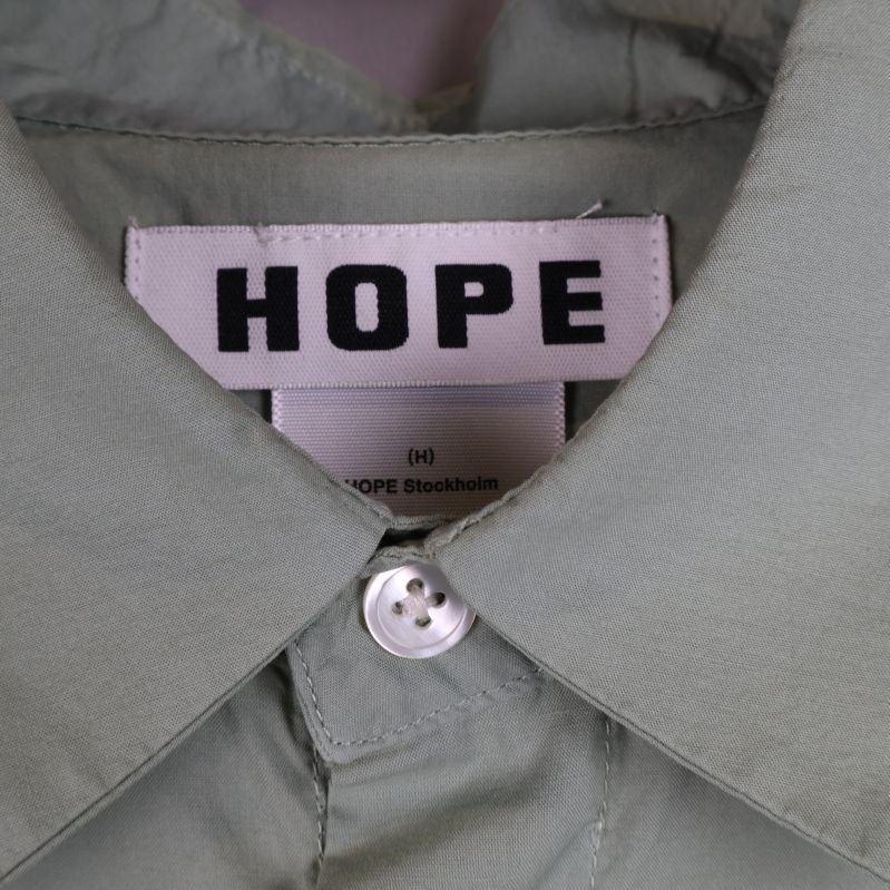 Skjortans krage med HOPE-logotypen