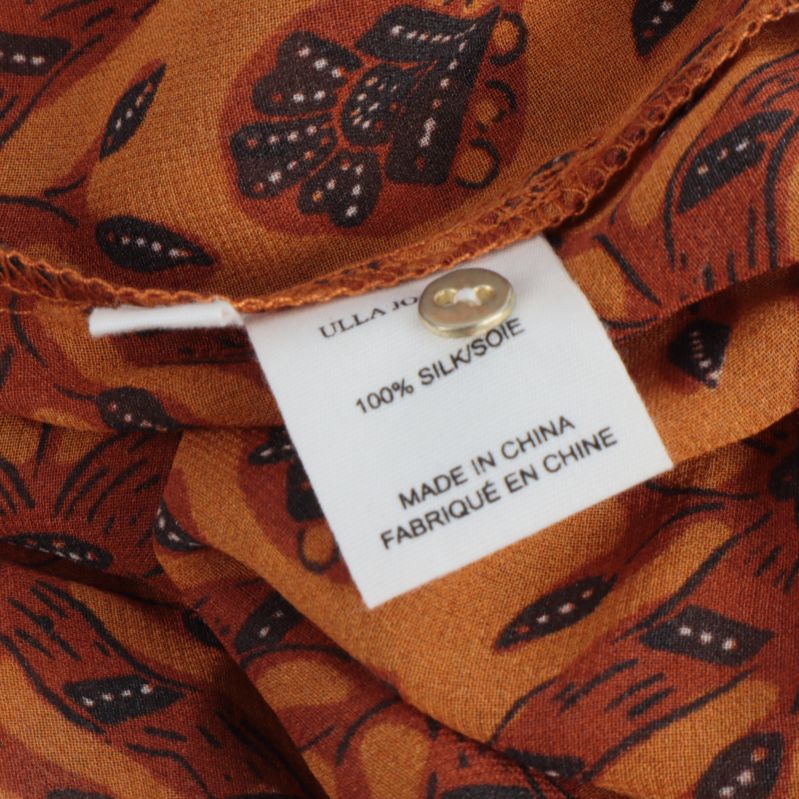 Materialetikett visar 100% silke