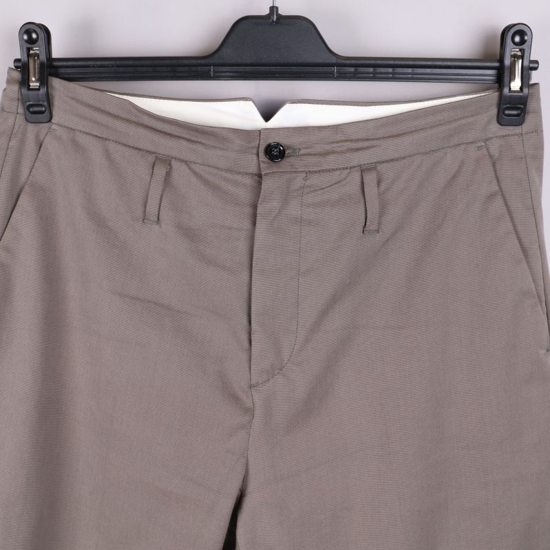 Detaljbild av chinos fram