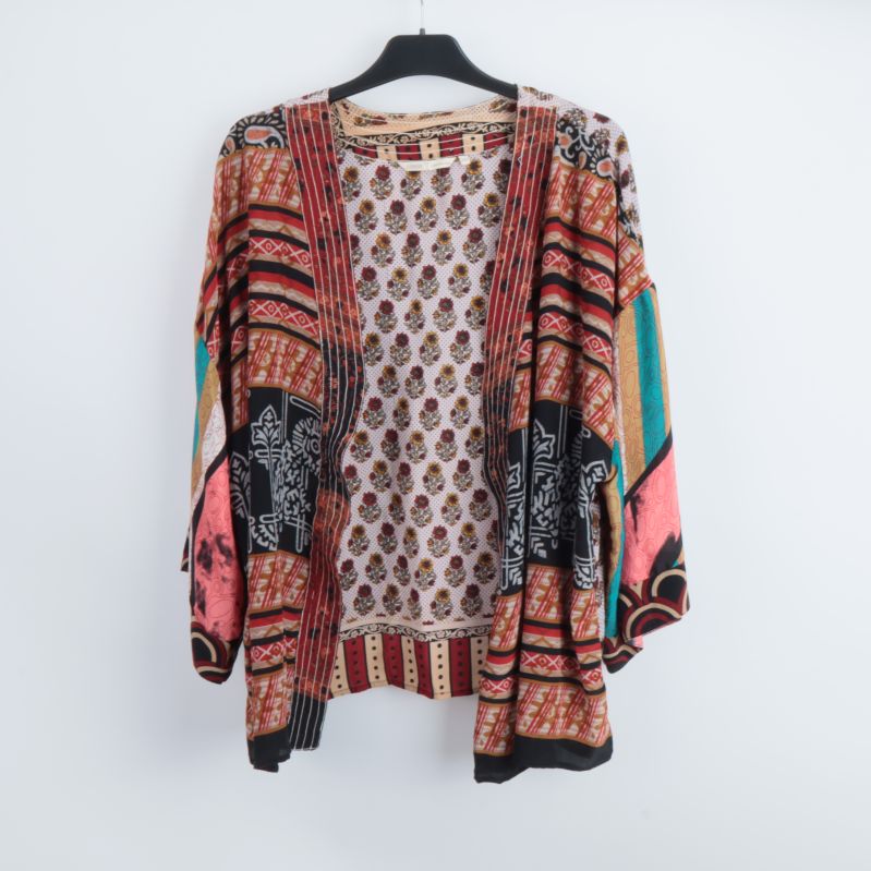 Färgglad kimono med blommönster framifrån