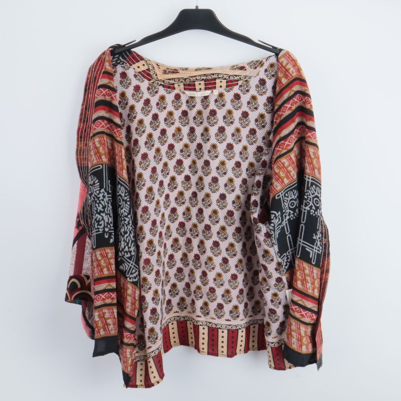 Framsida av kimono med blandade färger och mönster