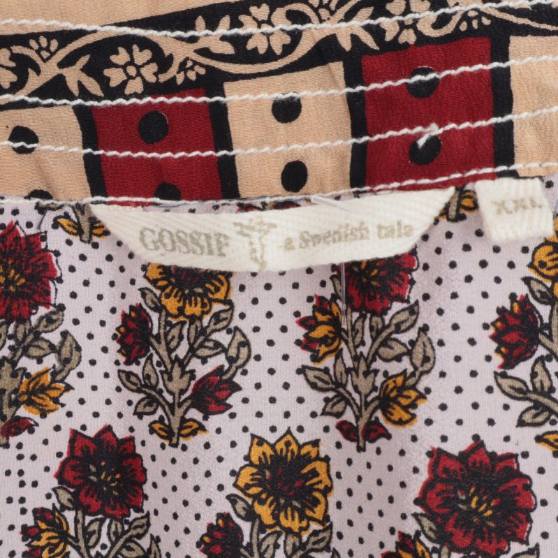 Märkesetikett på kimono i närbild