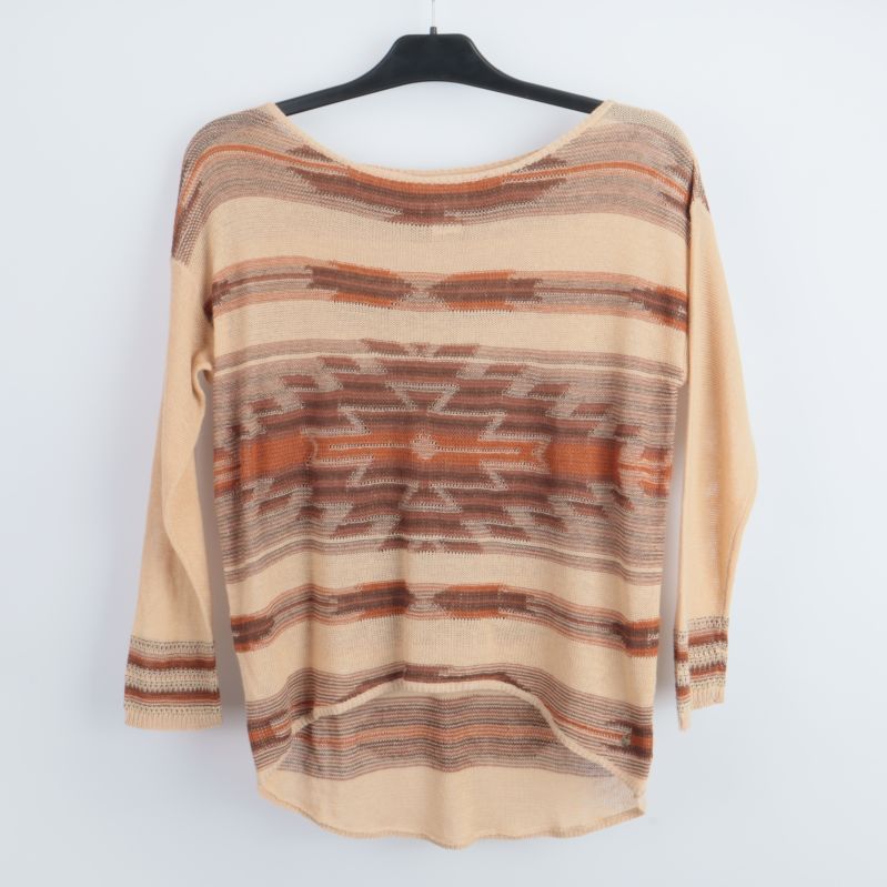 Framsida av mönstrad tröja med brun och beige design