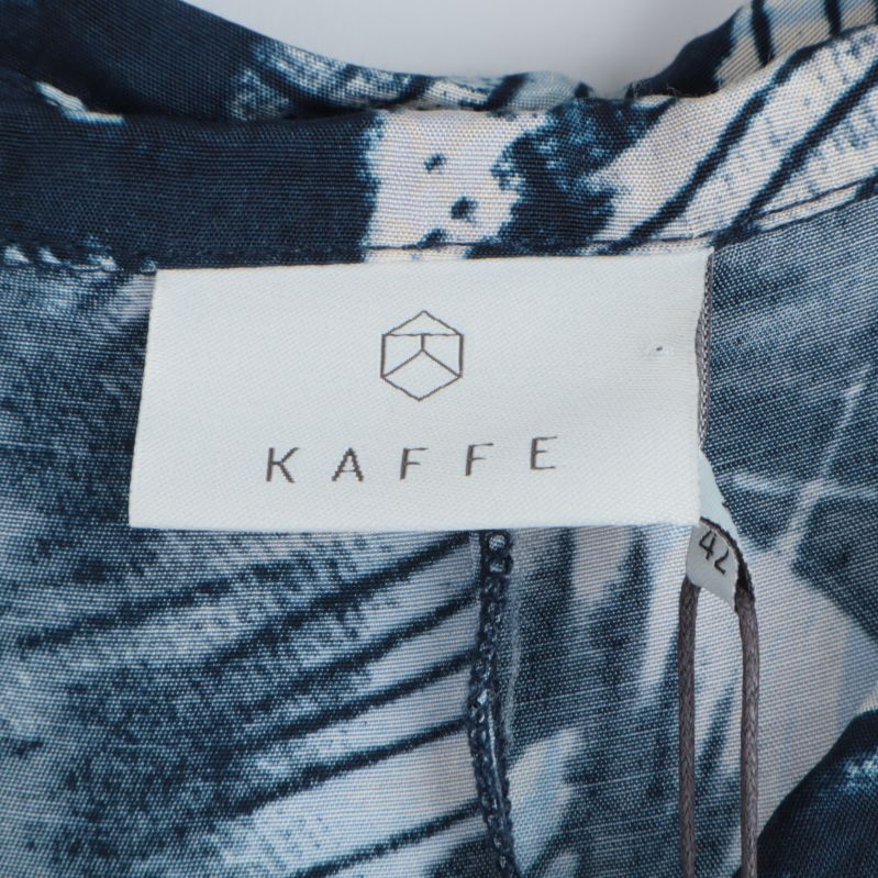 Kaffe märke på klänningens etikett