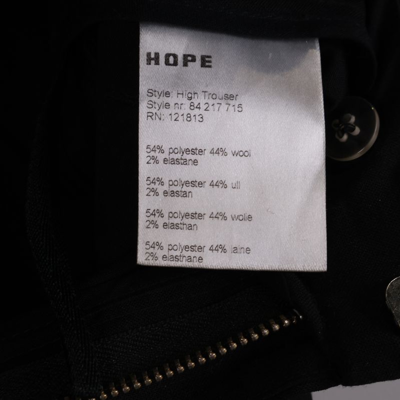 Materialetikett för svarta byxor från Hope