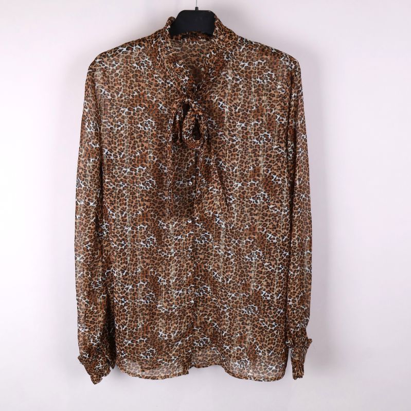 Blus med leopardmönster och volang, framifrån
