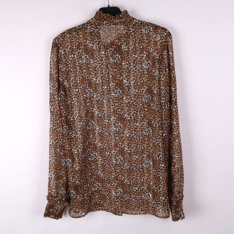 Blus med leopardmönster och volang, bakifrån