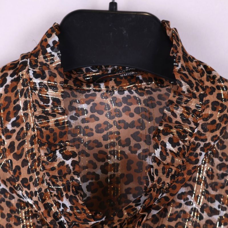 Halsdetalj med volang på leopardmönstrad blus