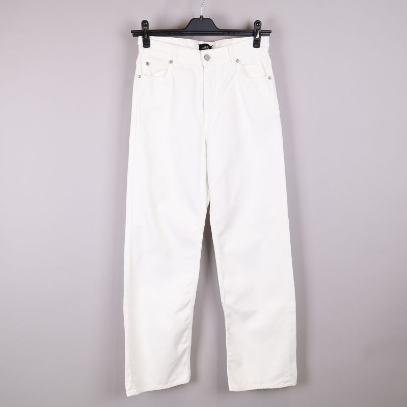Vita jeans framifrån med hängare