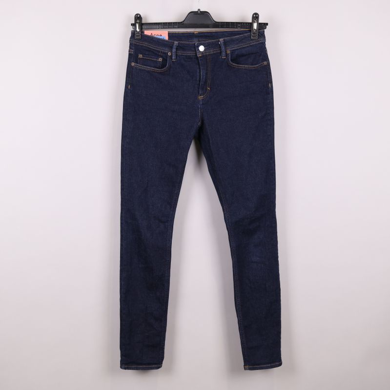 Framsidan av mörka jeans med fem fickor