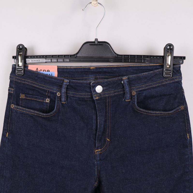 Närbild på midjan och knäppning av jeans