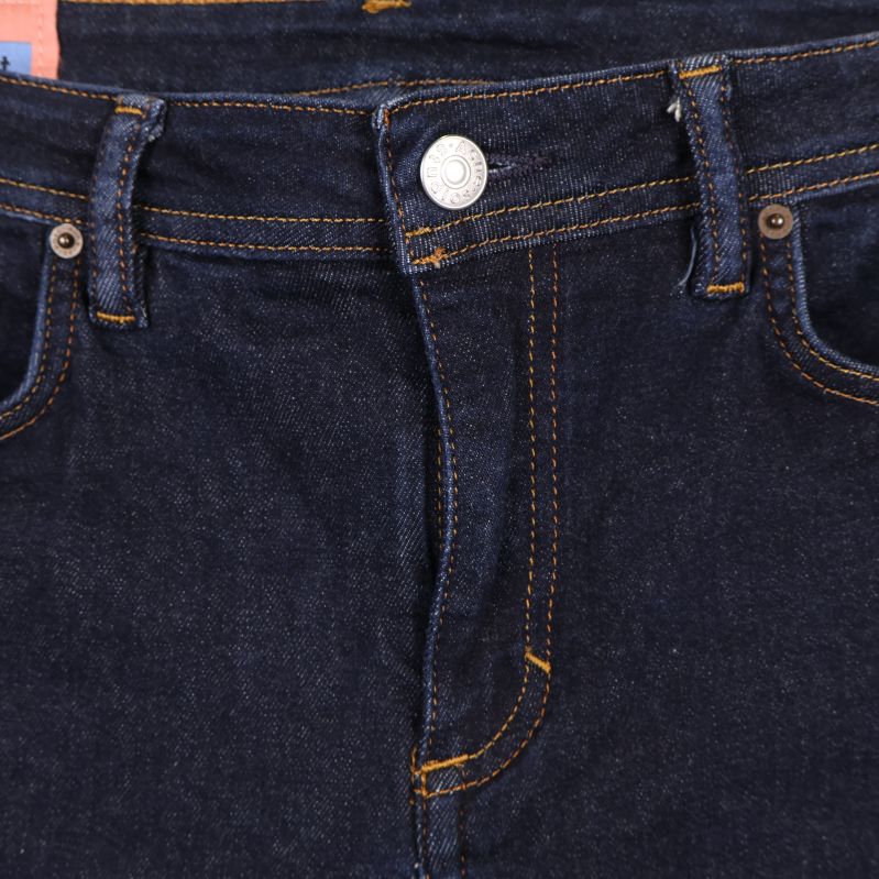 Ficka och sömnad detaljer på jeans