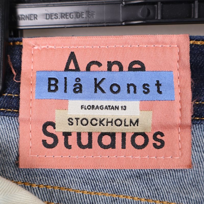 Acne Studios etikett på jeans