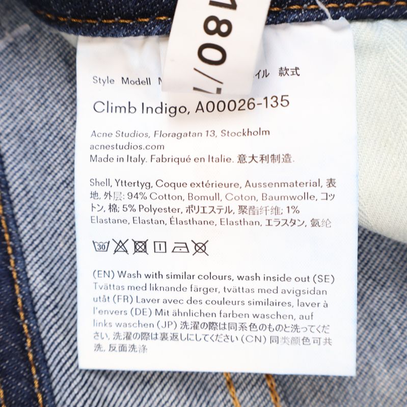 Materialetikett med information på jeans