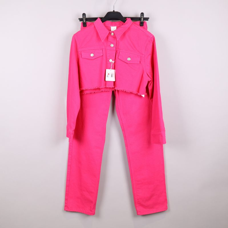 Rosa denimset med jacka och byxor på galge